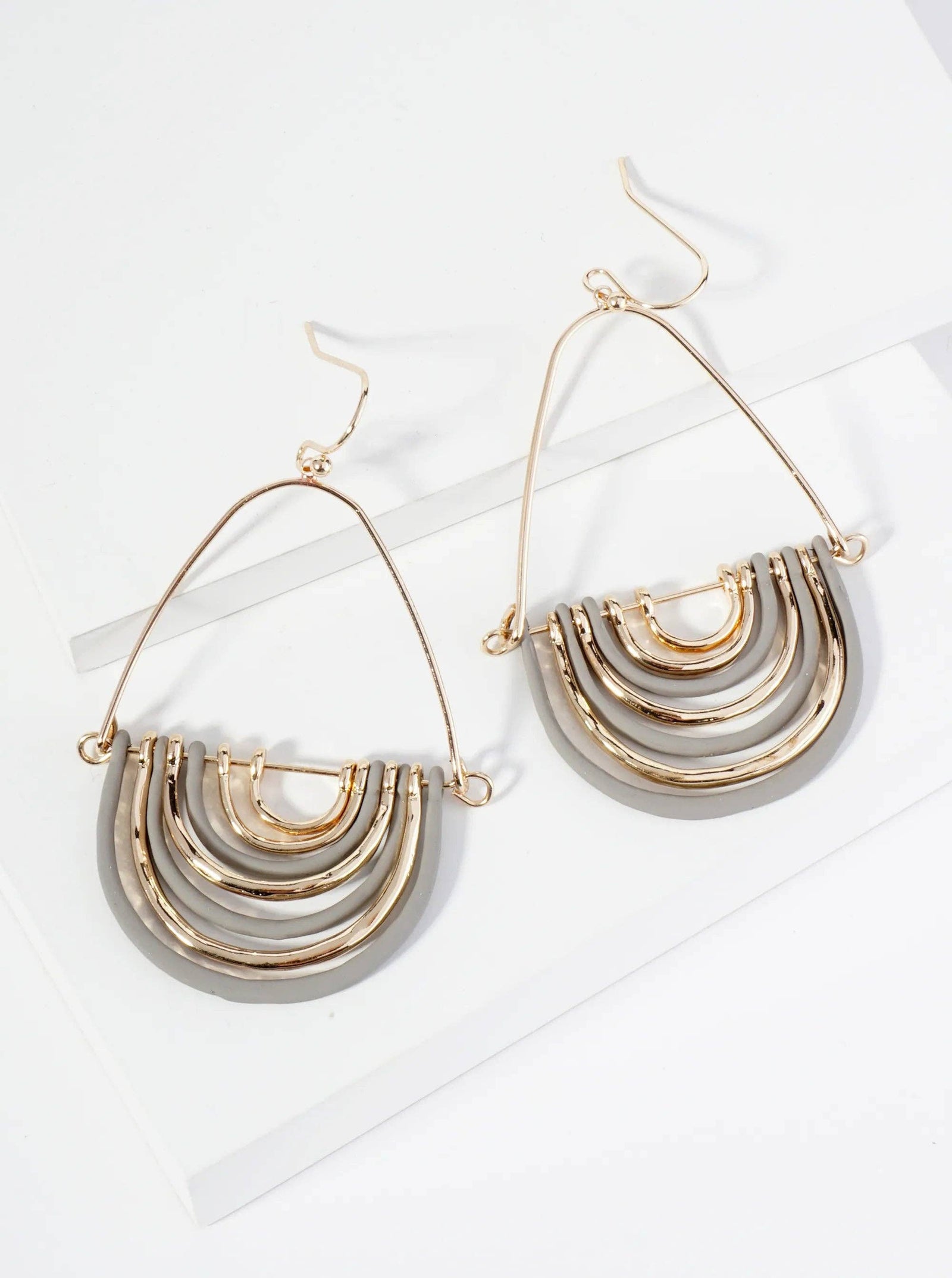 Hammered Metal Geometric Teardrop Dangle Earrings: Grey